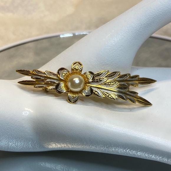 Vintage Damascene Floral Brooch Pin Faux Pearl in Center of Flower Beautiful EUC - Picture 5 of 10